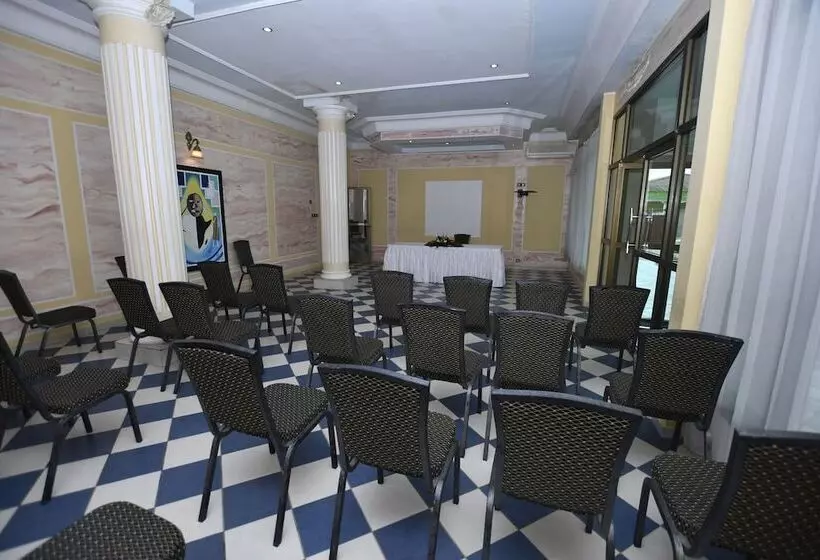 هتل Makepe Palace