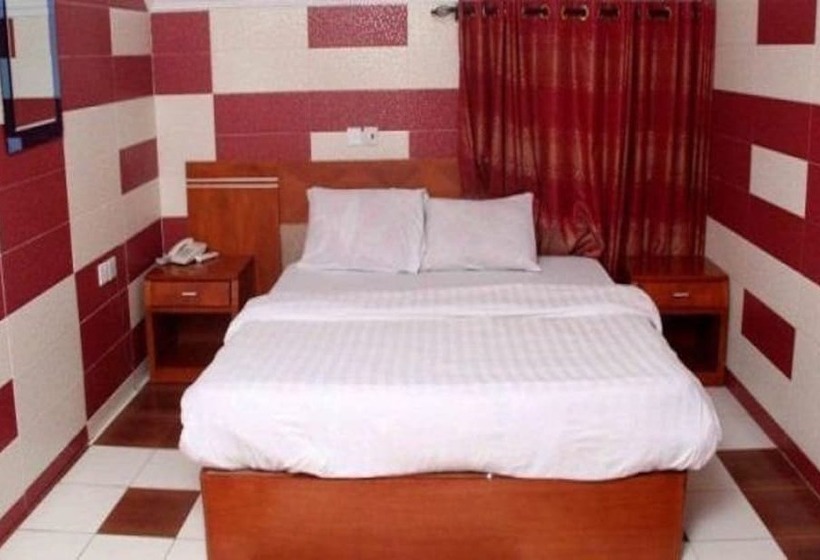 هتل Vic James Apartments