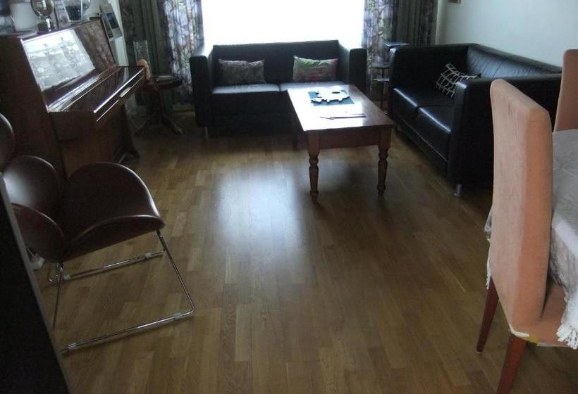 تختخواب و صبحانه Akra Guesthouse