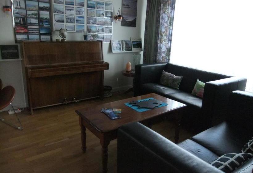 تختخواب و صبحانه Akra Guesthouse