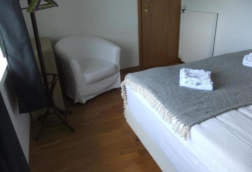 تختخواب و صبحانه Akra Guesthouse