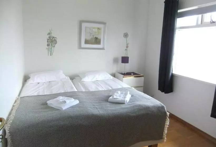 تختخواب و صبحانه Akra Guesthouse
