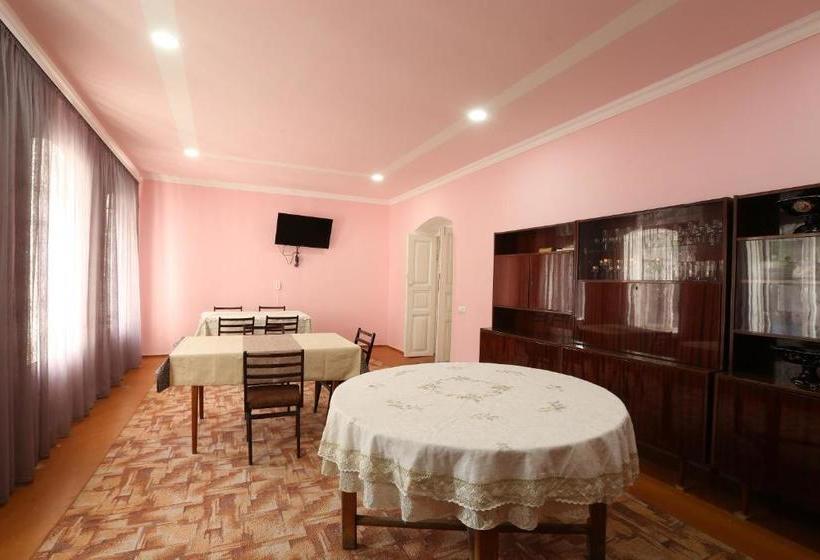 تختخواب و صبحانه Guesthouse   Ashot Shalunts