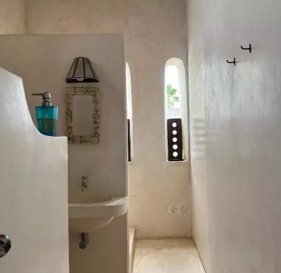 تختخواب و صبحانه Subira House