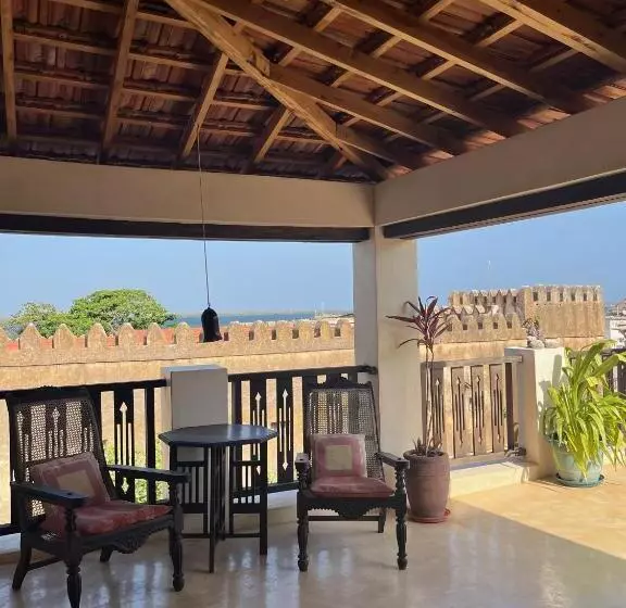 تختخواب و صبحانه Subira House
