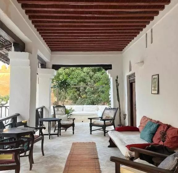 تختخواب و صبحانه Subira House