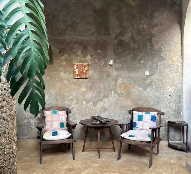 تختخواب و صبحانه Subira House
