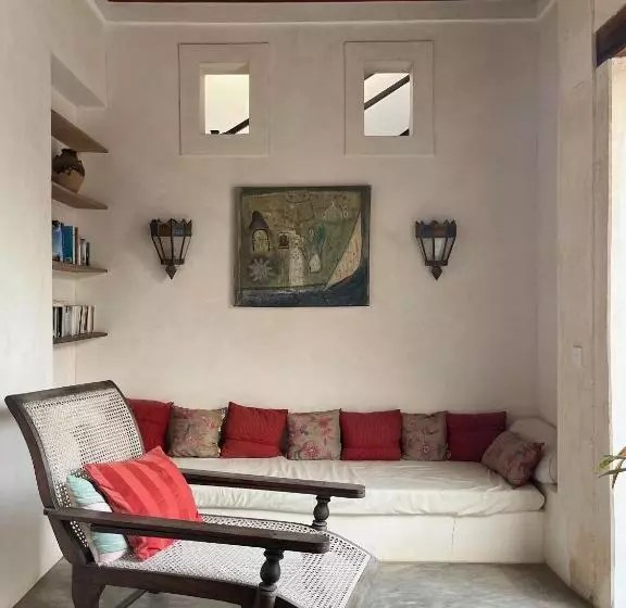 تختخواب و صبحانه Subira House