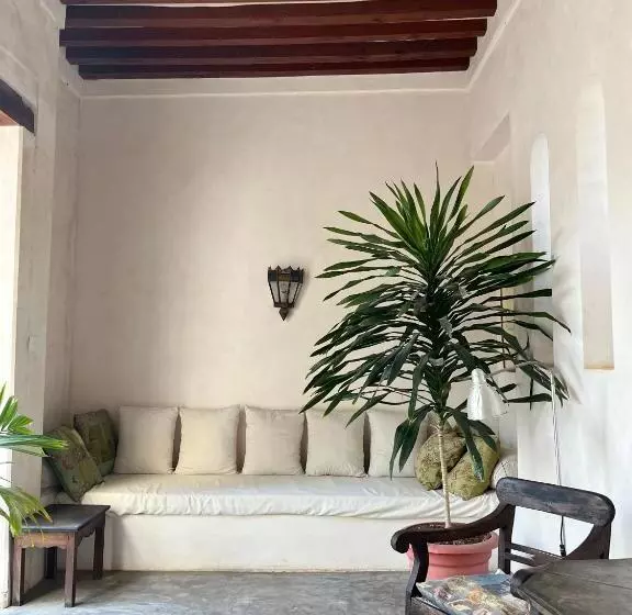 تختخواب و صبحانه Subira House
