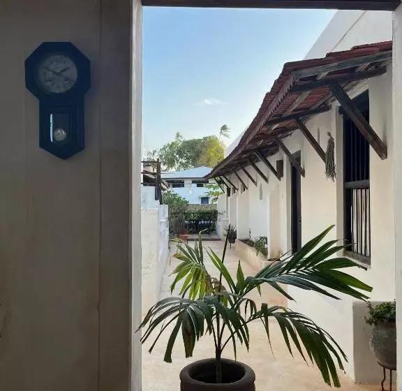 تختخواب و صبحانه Subira House