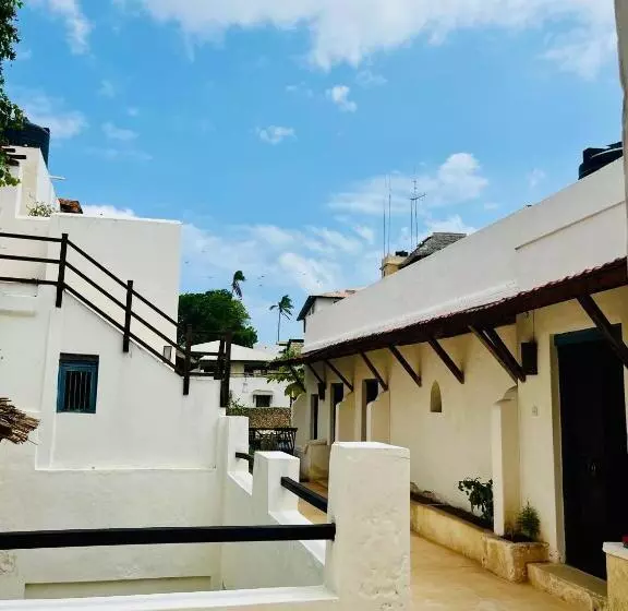 تختخواب و صبحانه Subira House