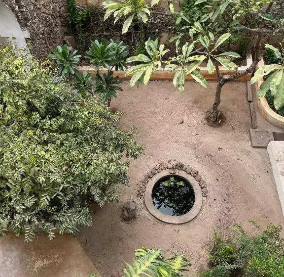تختخواب و صبحانه Subira House