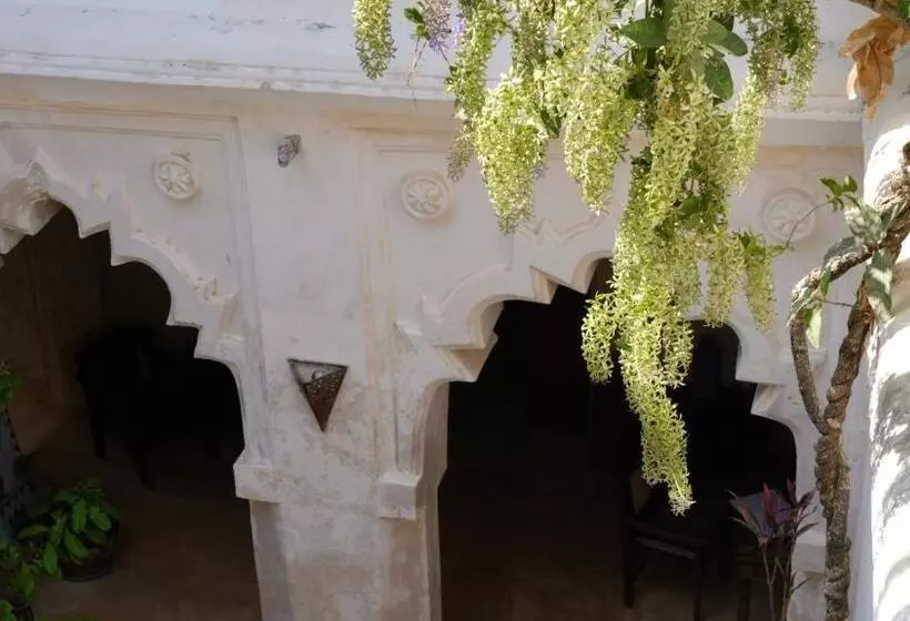 تختخواب و صبحانه Subira House