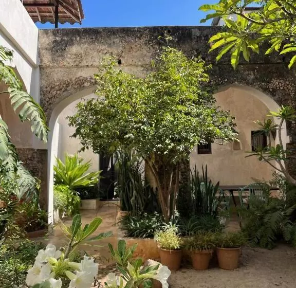 تختخواب و صبحانه Subira House