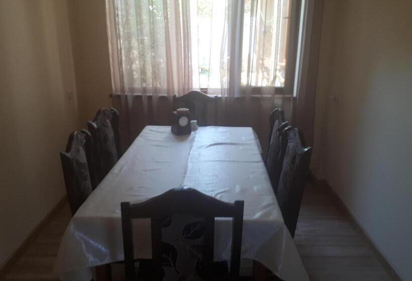 تختخواب و صبحانه Vivas