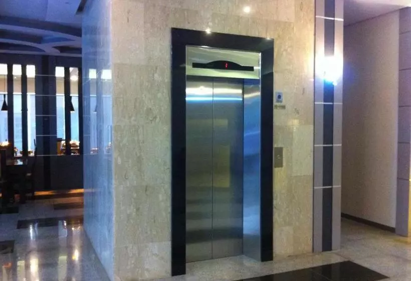Hotelli Reddoorz Premium Near Harbour Bay Mall Batam 2