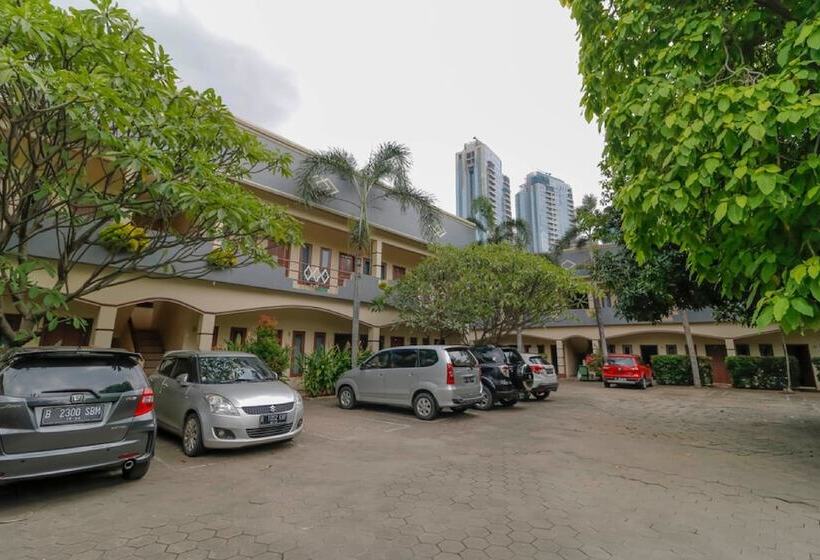 בית מלון כפרי Reddoorz Plus @ Karet Pedurenan 3