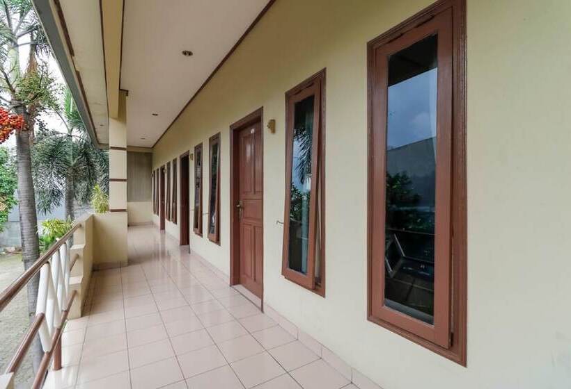 בית מלון כפרי Reddoorz Plus @ Karet Pedurenan 3