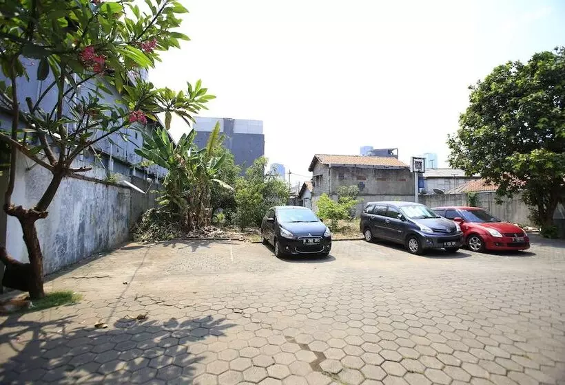 ホテル Reddoorz Plus @ Karet Pedurenan 3