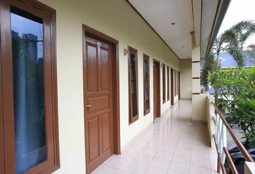 ホテル Reddoorz Plus @ Karet Pedurenan 3