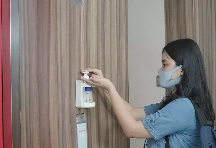 ホテル Reddoorz Plus @ Karet Pedurenan 3