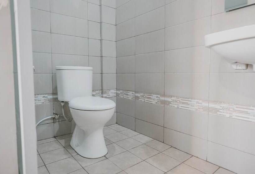 בית מלון כפרי Reddoorz Plus @ Karet Pedurenan 3