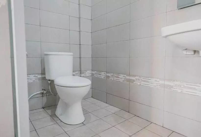 ホテル Reddoorz Plus @ Karet Pedurenan 3