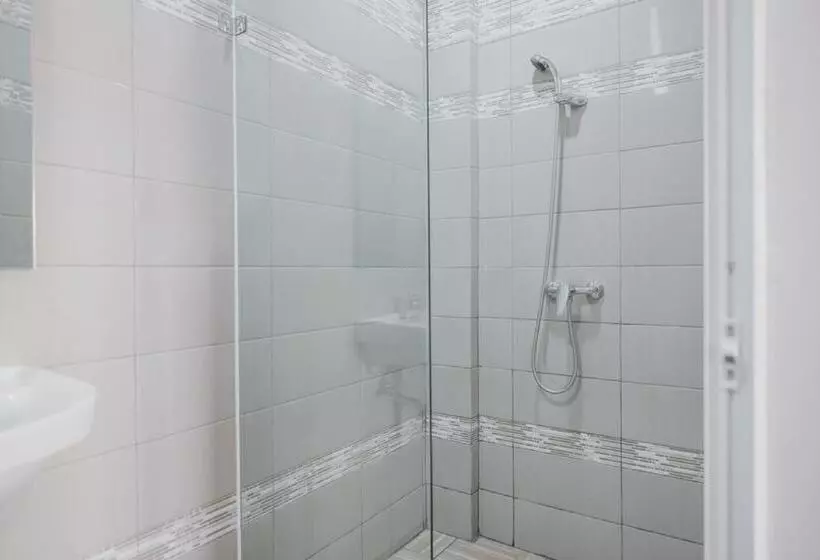 ホテル Reddoorz Plus @ Karet Pedurenan 3