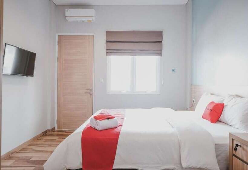 בית מלון כפרי Reddoorz Plus @ Karet Pedurenan 3