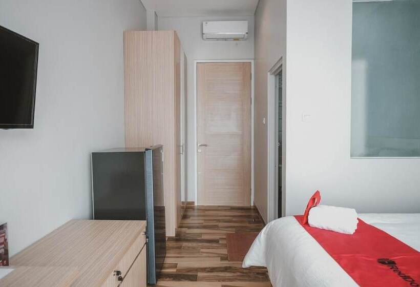 בית מלון כפרי Reddoorz Plus @ Karet Pedurenan 3