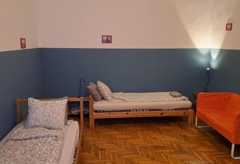 Pal's Hostel And Apartments