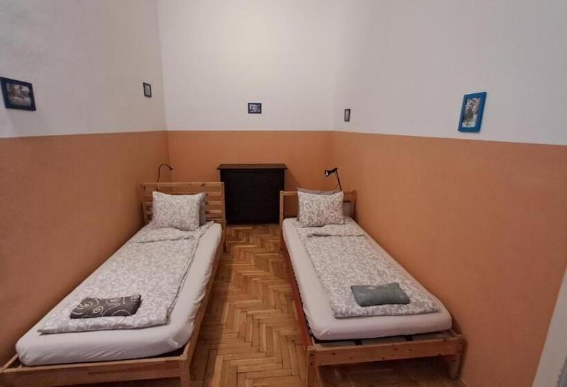 Pal's Hostel And Apartments