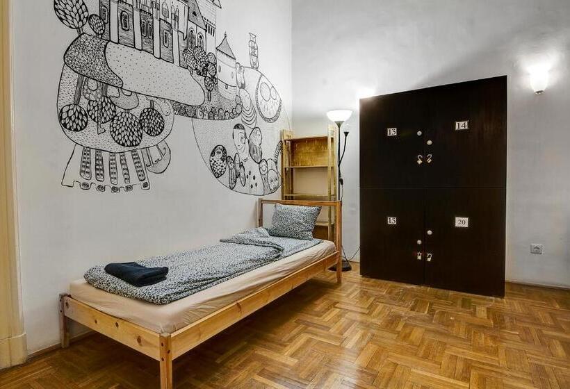 Pal's Hostel And Apartments