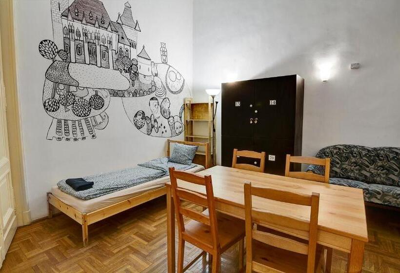 Pal's Hostel And Apartments