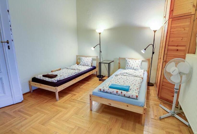 Pal's Hostel And Apartments