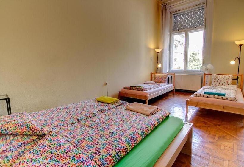 Pal's Hostel And Apartments