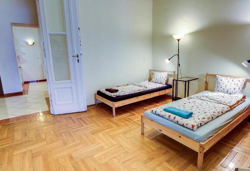 Pal's Hostel And Apartments