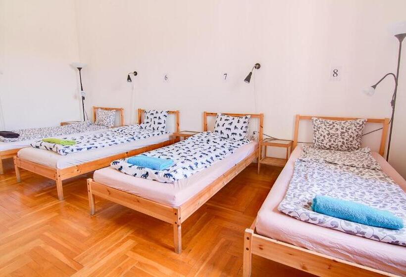 Pal's Hostel And Apartments