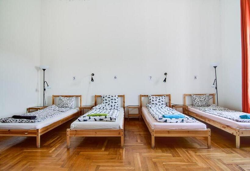 Pal's Hostel And Apartments