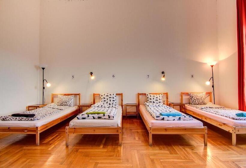 Pal's Hostel And Apartments