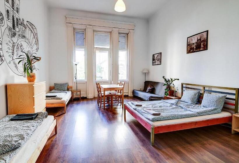 Pal's Hostel And Apartments