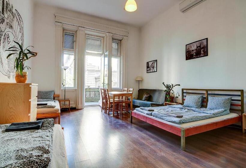 Pal's Hostel And Apartments