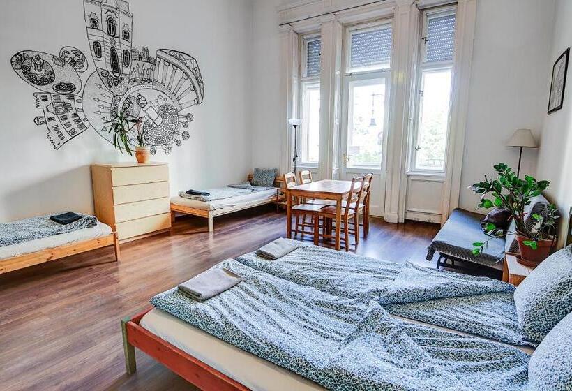 Pal's Hostel And Apartments