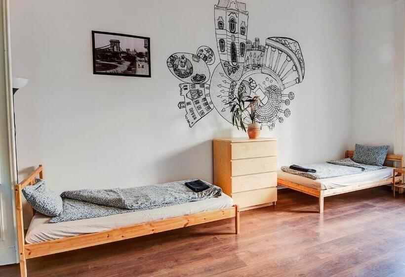 Pal's Hostel And Apartments