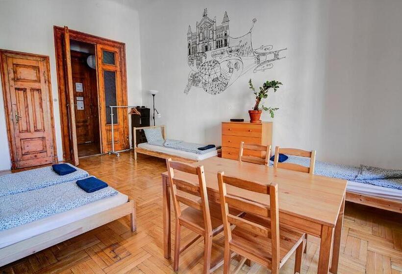 Pal's Hostel And Apartments