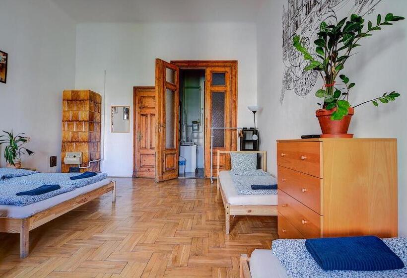 Pal's Hostel And Apartments