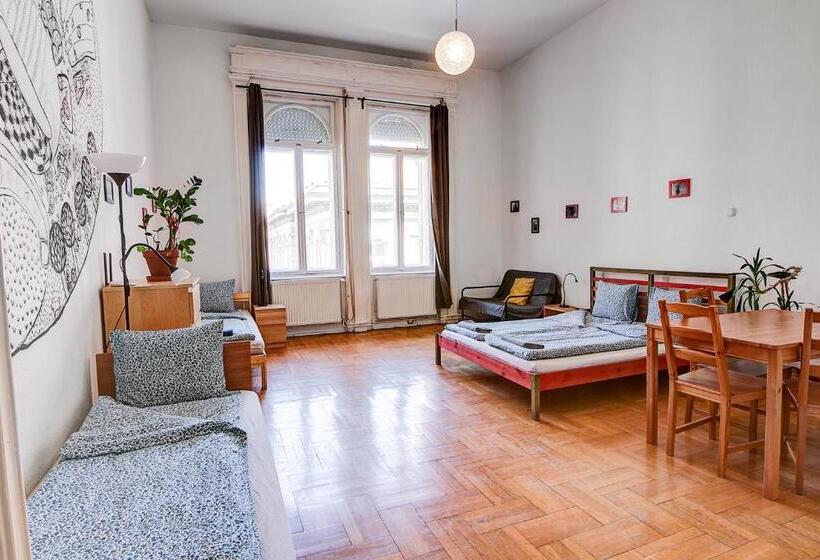 Pal's Hostel And Apartments