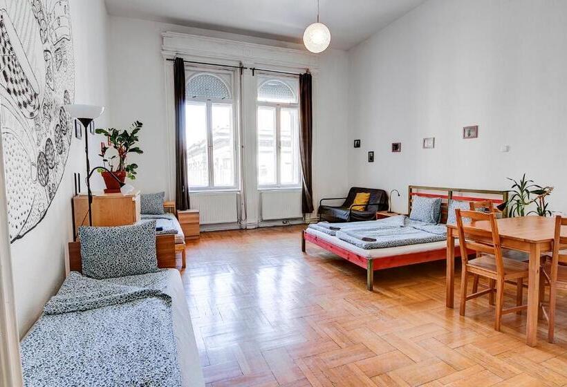 Pal's Hostel And Apartments