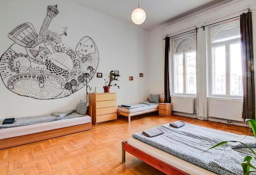 Pal's Hostel And Apartments