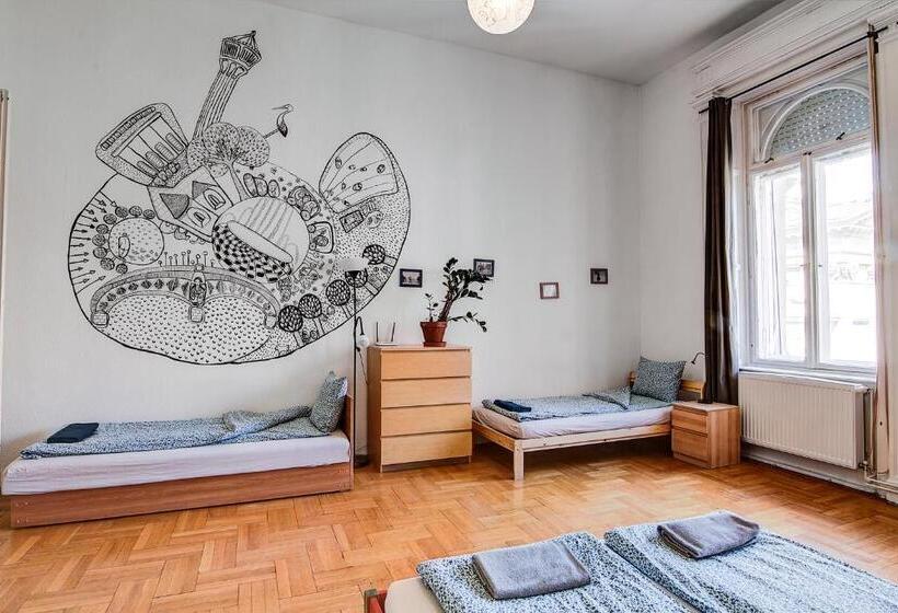 Pal's Hostel And Apartments